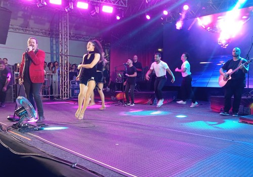 Dino Fonseca fecha show na Fenapraça 2025 com o mega sucesso "It must have been love"; veja ao vivo