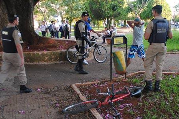 Mãe denuncia e PM apreende arma de fogo na saída dos alunos do Marcolino