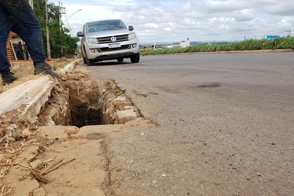 Caminhonete cai em buraco gigantesco aberto em marginal da BR 365 e motorista se revolta