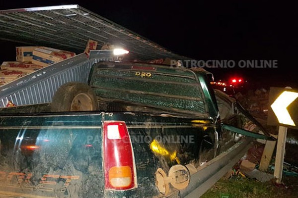 Carreta carregada de doces tomba na BR 146, atinge dois veículos e duas pessoas morrem esmagadas