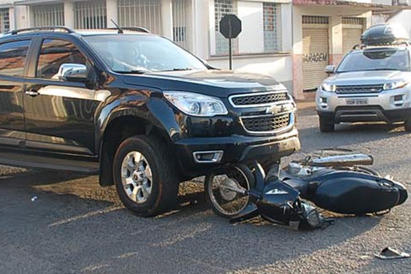 Motociclista bate em cruzamento com alto índice de acidentes e tem traumatismo craniano