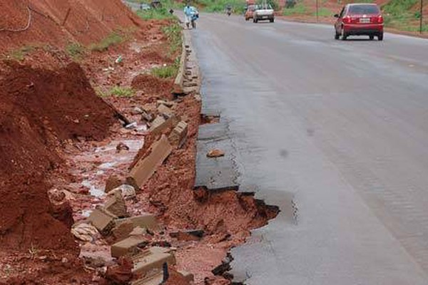 1 mês após inauguração, asfalto do prolongamento começa a ser levado pela chuva
