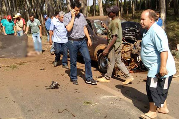 Motorista fica gravemente ferido ao se chocar contra eucaliptos na entrada do Carmo