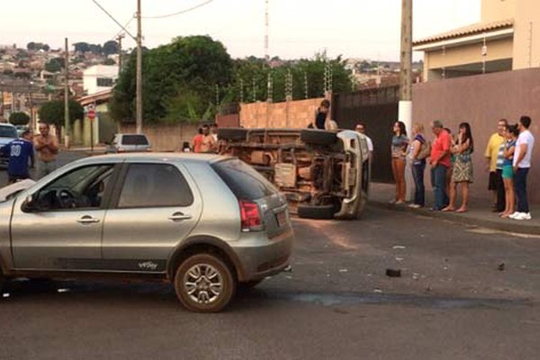 Vídeo mostra veículo avançando parada e atingindo Caminhonete no bairro Jardim Califórnia