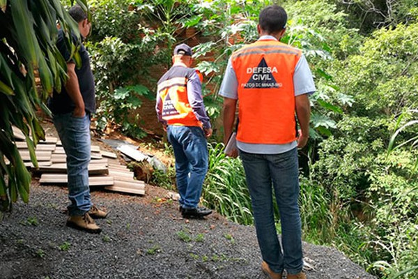 Cratera no bairro Céu Azul avança e Defesa Civil aguarda laudo para pedir interdição de casas