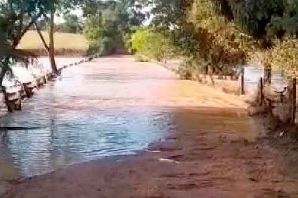 Ponte do Bigode continua alagada pelo Rio Paranaíba; veja opção de desvio para veículos