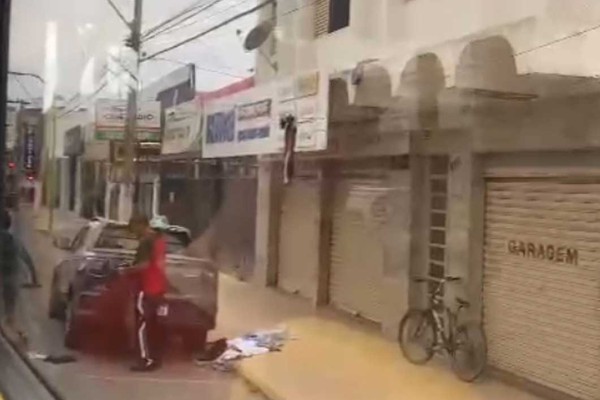 Vídeo de roupas sendo lançadas pela janela de apartamento intriga moradores de Patos de Minas