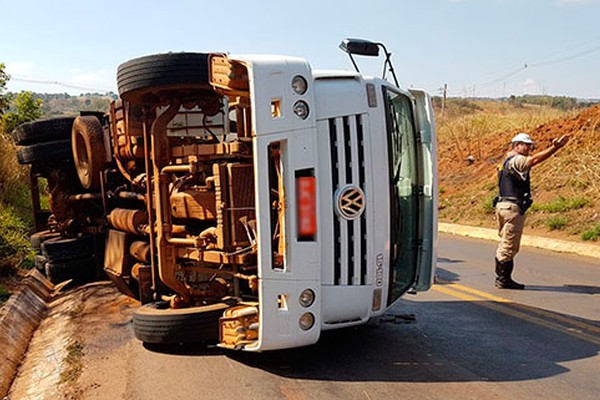 Guincho transportando caminhão apresenta defeito na MGC354 e tomba na rodovia