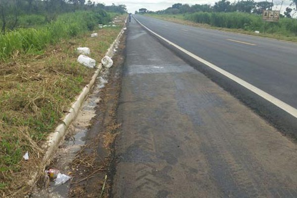 Galões de pesticida caem de bitrem nas margens da BR365 causando dano ambiental
