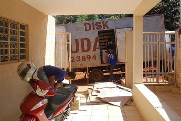 Obra de drenagem danifica casas e obriga moradores a deixarem moradias