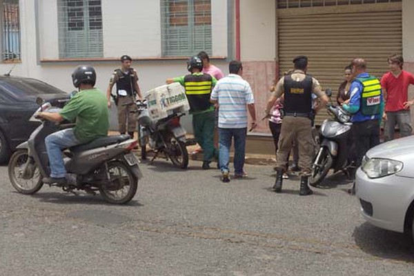 PM vai atender acidente de trânsito e acaba registrando dois na mesma esquina