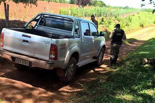 Homem agride vítima e rouba caminhonete, mas PM prende autor e recupera veículo