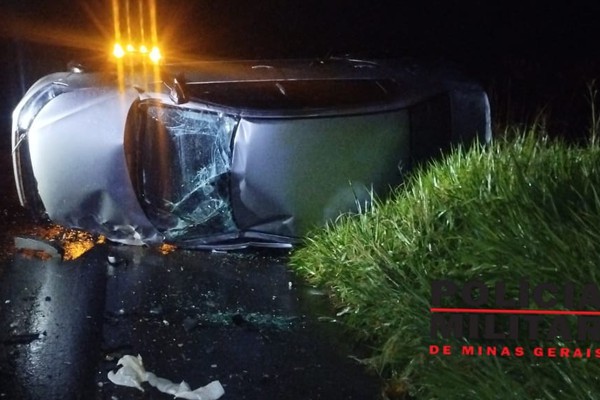 Batida frontal na MG 187 deixa 3 pessoas feridas em mais um acidente durante chuva