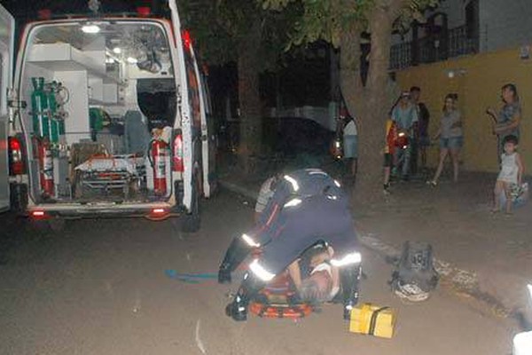 Atropelador de ciclista foge com ajuda de amigos e deixa vítima caída ao solo