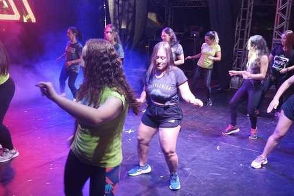 Fenapraça traz dança, desfiles e shows nesta terça-feira de aniversário