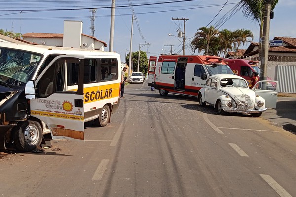 Acidente entre Fusca e Van Escolar deixa pelo menos quatro pessoas feridas, em Patrocínio