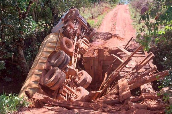 Proprietário de empresa diz que não havia excesso de peso em caminhão que caiu de ponte