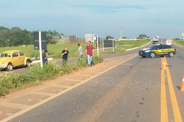 Motorista perde o controle e atropela dois trabalhadores que faziam manutenção na BR 365