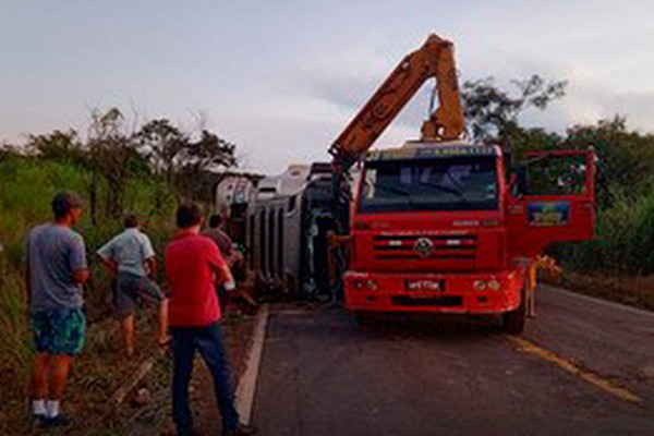 Após horas de trabalho, bitrem é retirado da MG 410 e trânsito é liberado no local