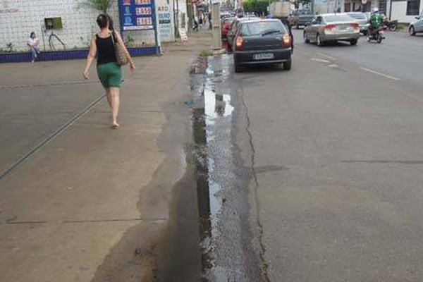 Esgoto a céu aberto na principal rua de Patos de Minas causa indignação