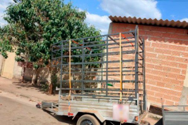 Dois homens são presos por furto de gado em fazenda; líder do grupo segue foragido