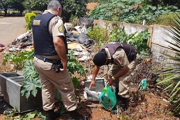 Cofre levado de supermercado por ladrões é encontrado arrombado no bairro Padre Eustáquio