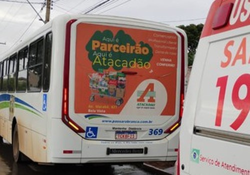 Passageira cai de banco e precisa ser socorrida após ônibus passar sobre quebra-molas, em Patos de Minas