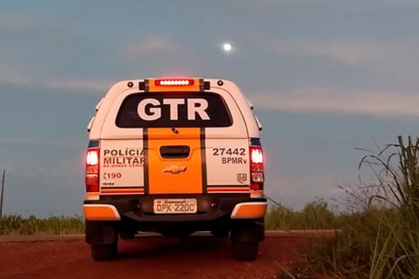 Motorista é preso por embriaguez na MG230 ao ser flagrado brigando com a mulher dentro do carro