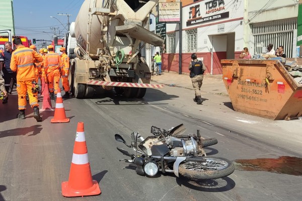 Jovem de 21 anos morre embaixo de caminhão após grave acidente no centro de Patos de Minas