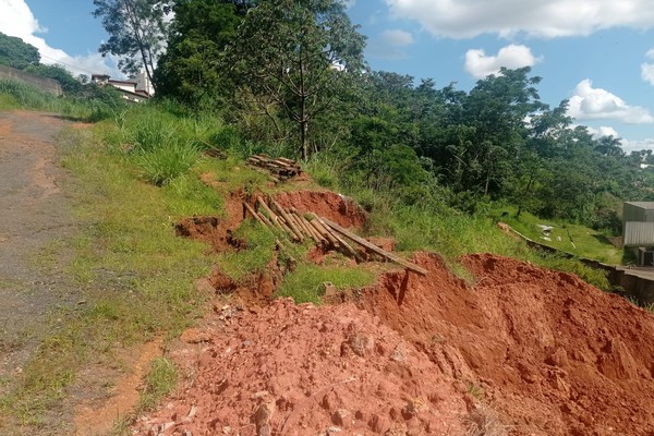 Deslizamentos de terra ameaçam rua no bairro Boa Vista em Patos de Minas