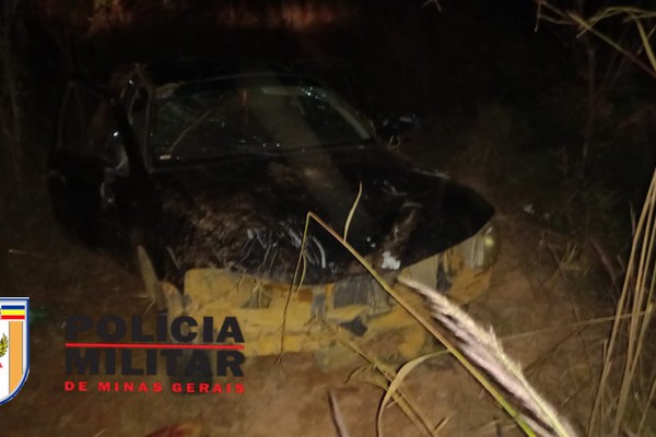 Motorista de 49 anos é preso por embriaguez após capotar veículo na MGC 463