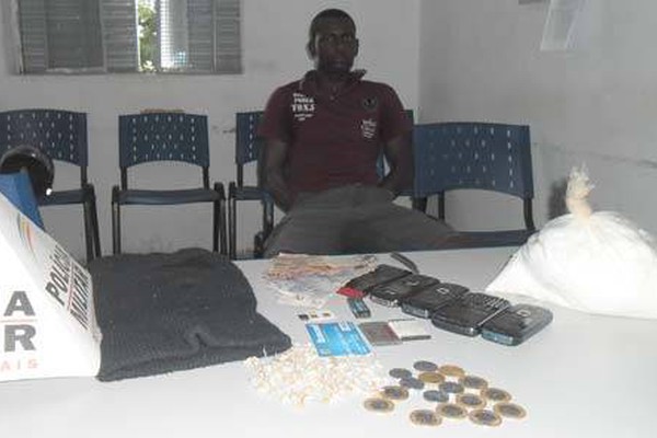 PM de Serra do Salitre apreende crack e ácido bórico e leva dois para a prisão