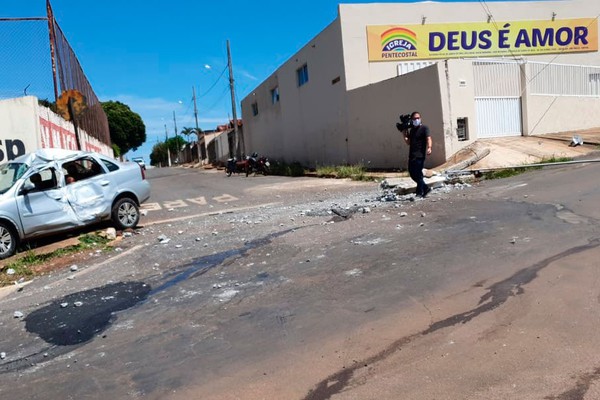 Motorista perde o controle da direção e arranca poste de iluminação na Avenida das Paineiras