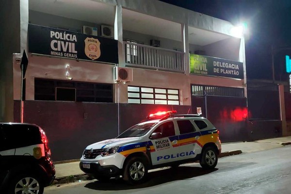 Homem acaba preso após ameaçar estudantes e roubar 3 celulares em Patos de Minas