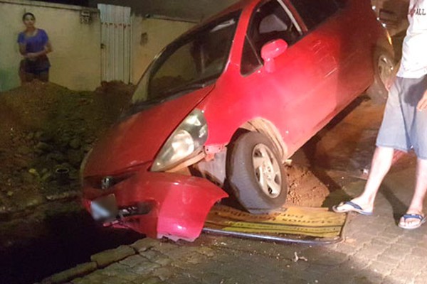 Veículo fica com a frente destruída ao cair em buraco na rua deixado aberto pela Copasa