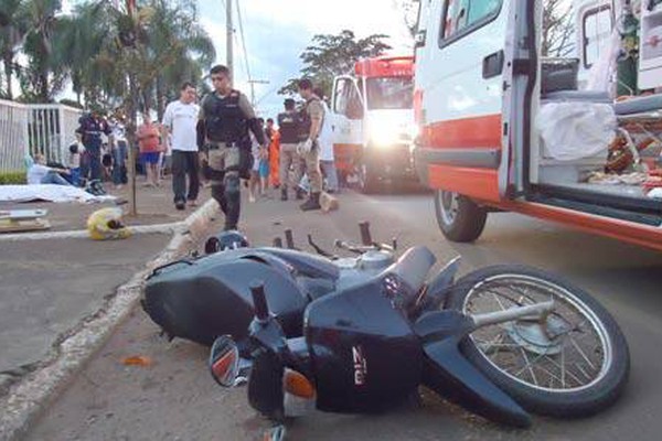 Motorista perde o controle na J.K, atinge moto de policial e mata a passageira