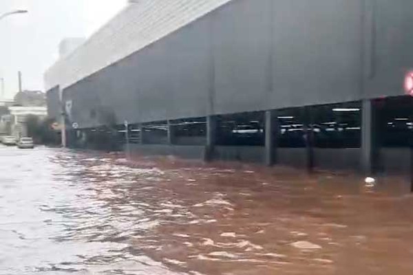 Temporal deixa ruas completamente alagadas na região do shopping, em Patos de Minas