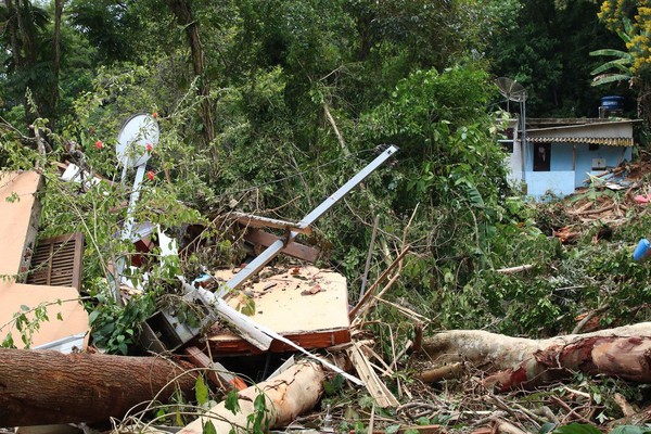 Sobe para 54 número de mortos após chuvas no litoral norte paulista