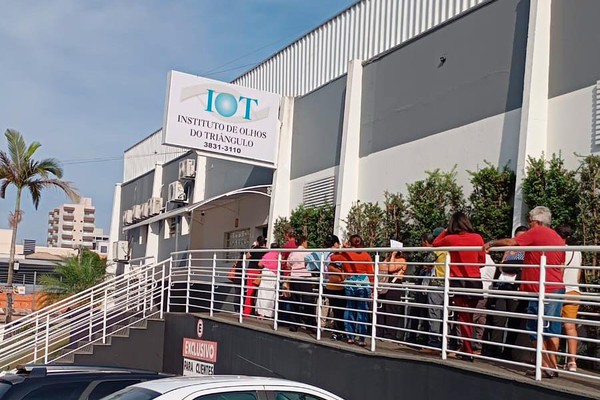 Pacientes da região aguardam em pé e debaixo de sol por atendimento em clínica oftalmológica