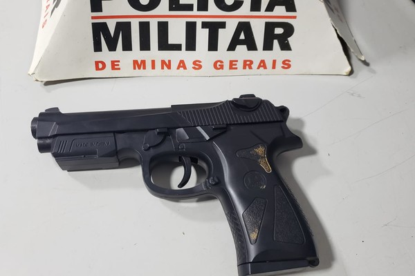 Homem usa simulacro de pistola para ameaçar desafeto e acaba preso em Patos de Minas