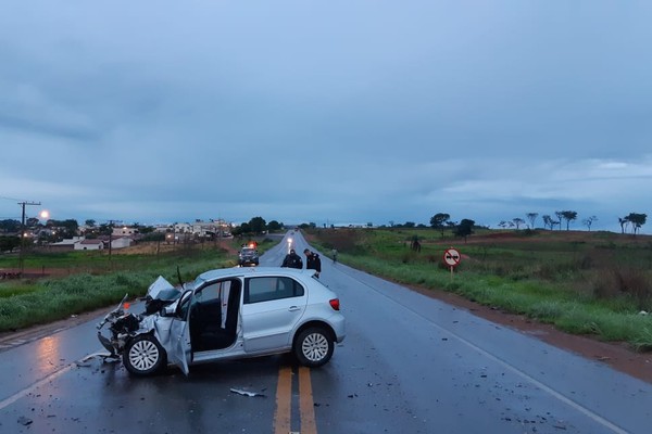 Carro invade contramão, bate de frente com ônibus e motorista morre em grave acidente na BR365