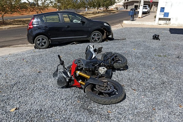 Adolescente fica ferido após perder o controle de moto e bater em carro no bairro Ipanema