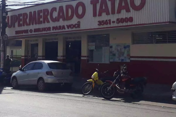 Corpo de Bombeiros tem que ser acionado após homem dormir em banheiro de supermercado