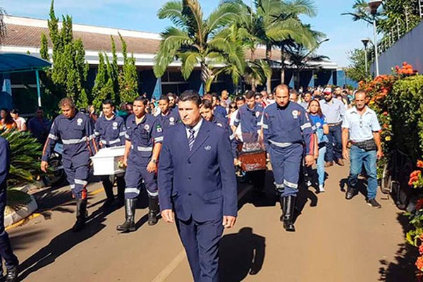 Colegas do Samu e Bombeiros prestam homenagens a socorrista e filho mortos em acidente