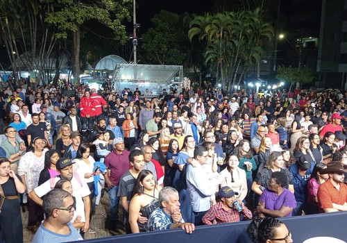 Público já lota a praça para assisitir à cantora Paula Fernandes; veja ao vivo