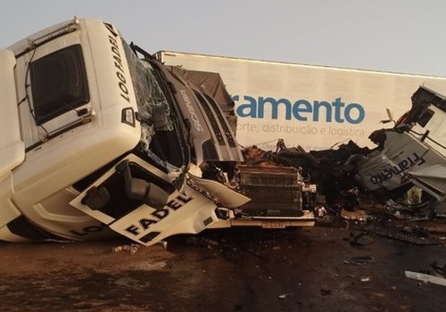 Condutor inabilitado e embriagado provoca acidente com dois caminhões na BR 365
