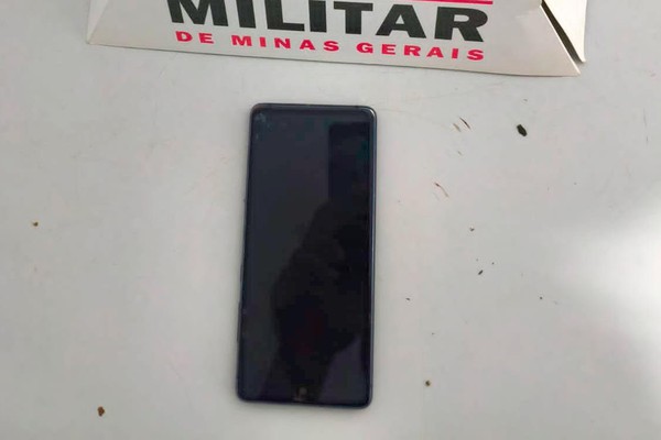 Homem diz que receberia a polícia “na bala” antes de ser preso por furto de celular, em Patos de Minas