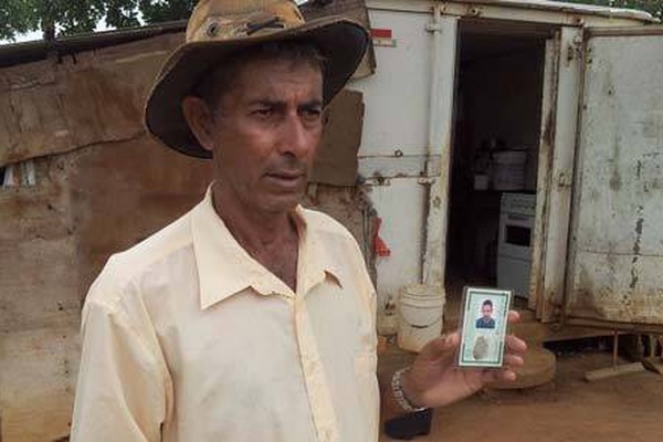 Pai pede ajuda para conseguir tratamento para o filho que sofre com esquizofrenia