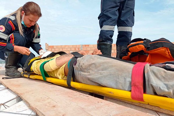 Jovem de 22 anos fica ferido ao cair em laje de construção no bairro Jardim Europa