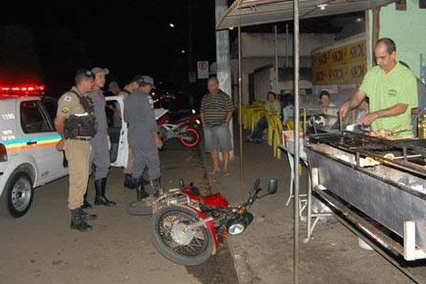 Jovem leva namorada para comer churrasco e vira alvo de atirador